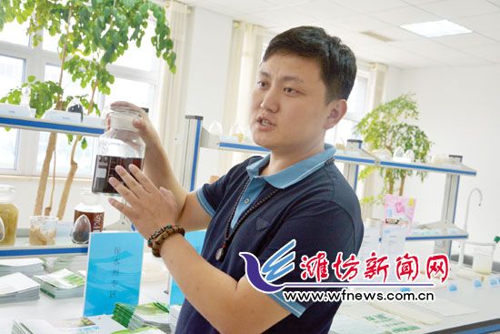 王曉凱正在介紹&ldquo;旱地寶&rdquo;的優(yōu)勢。